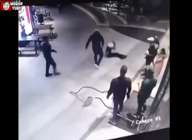 Video :An intransigent client is nearly killed when a bouncer blows him up